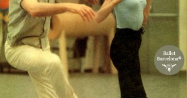 Alumna y maestra en la clase de ballet.