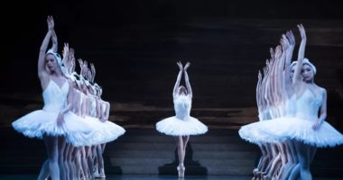Bailarinas de la Opera de París en pleno vuelo