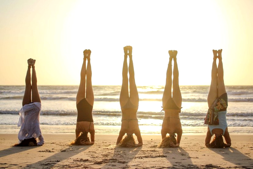 ¿Qué beneficios tiene practicar yoga en la playa?