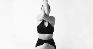Posturas de yoga que favorecen la calma mental (y que se pueden hacer en casa)