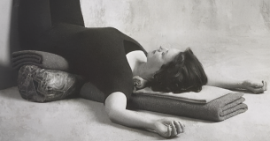 Viparita Karani: eleva tus piernas, libera tu energía · Nataraja Yoga BCN