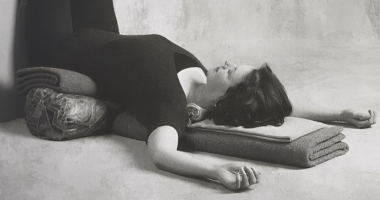 Viparita Karani: eleva tus piernas, libera tu energía · Nataraja Yoga BCN
