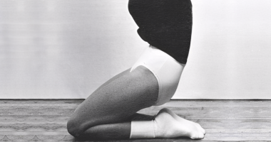Variante de Vajrasana (Postura del Rayo o del Diamante) · Nataraja Yoga BCN